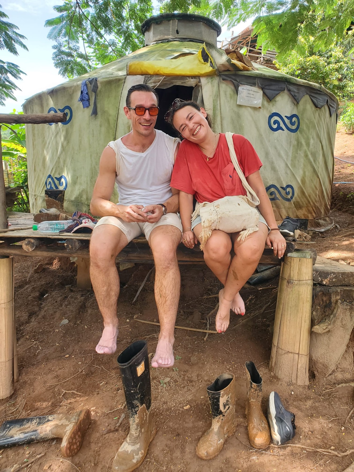 Claire et Benjamin devant la yourte